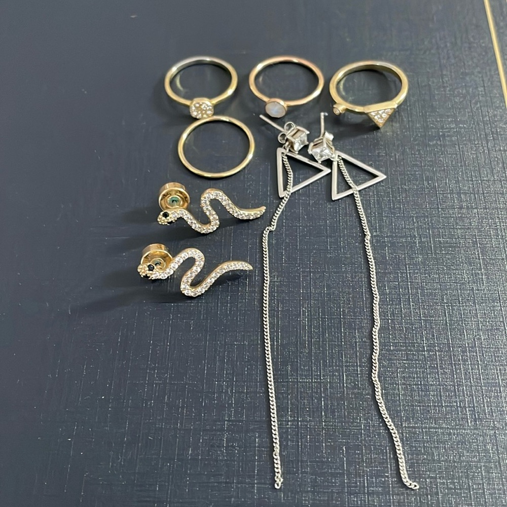 6 pieces jewelries (rings and earrings)